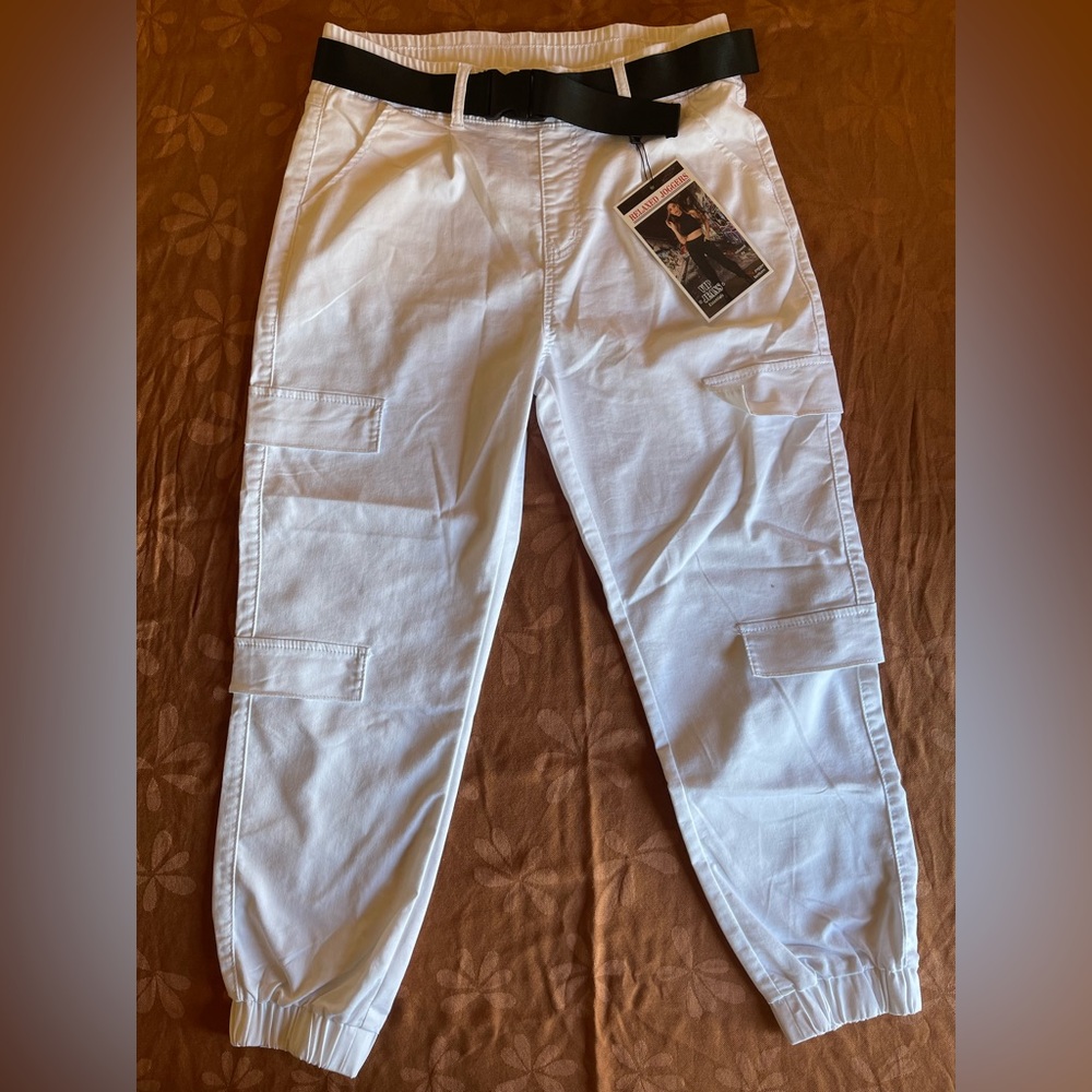 VIP Jeans: Relaxed Women’s Jogger in White w/ belt , Size: 11/12